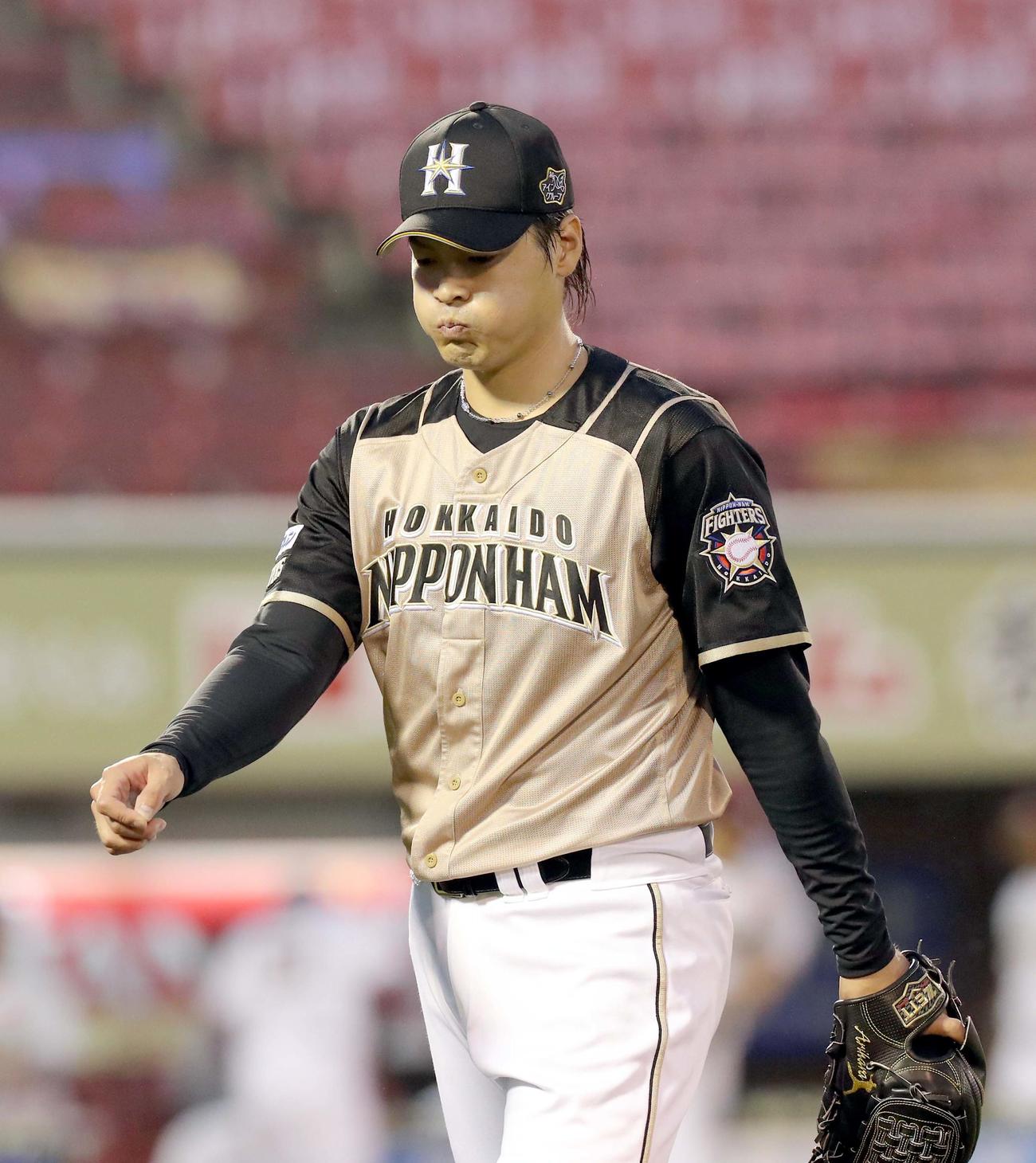 楽天対日本ハム　勝ち越しを許しうつむきながらベンチに戻る日本ハム先発の有原（撮影・佐藤翔太）