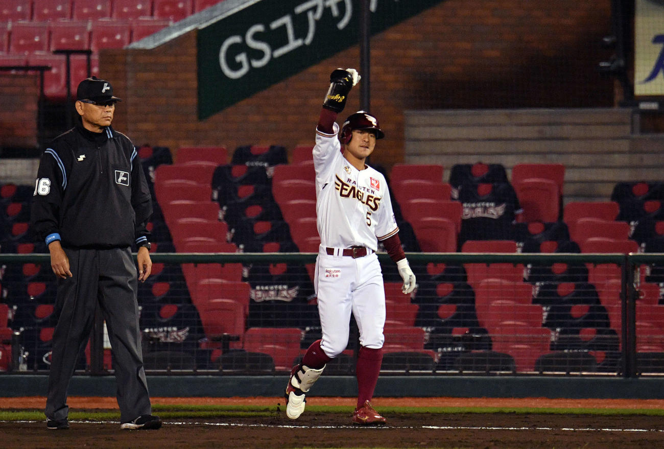 楽天対日本ハム　4回裏楽天2死満塁、適時内野安打を放った茂木はガッツポーズする（撮影・滝沢徹郎）