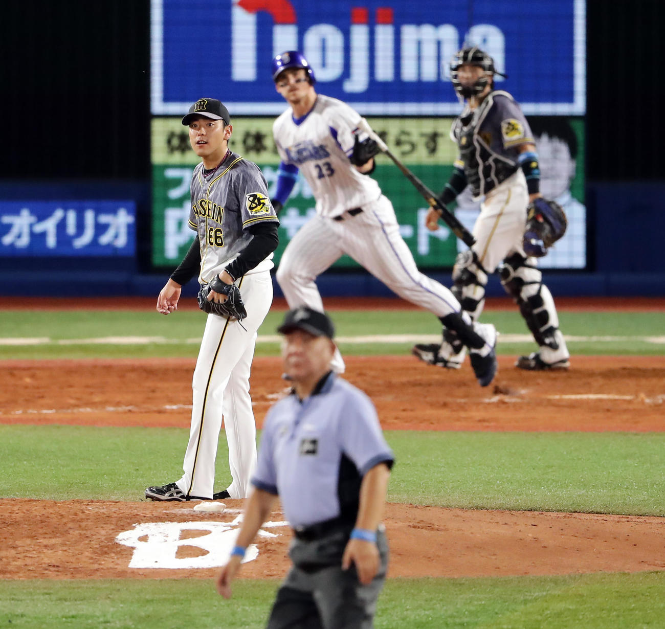 DeNA対阪神　8回裏DeNA無死一塁、オースティンに中越え2点本塁打を許し、打球を見つめる小川（撮影・浅見桂子）