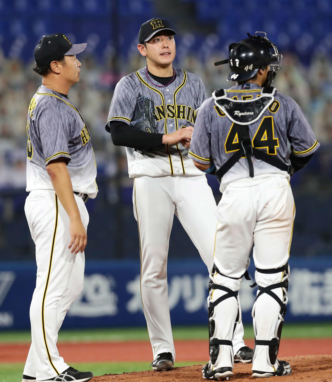 DeNA対阪神　8回、2番手で登板し5点を失った阪神小川（中央）（撮影・丹羽敏通）