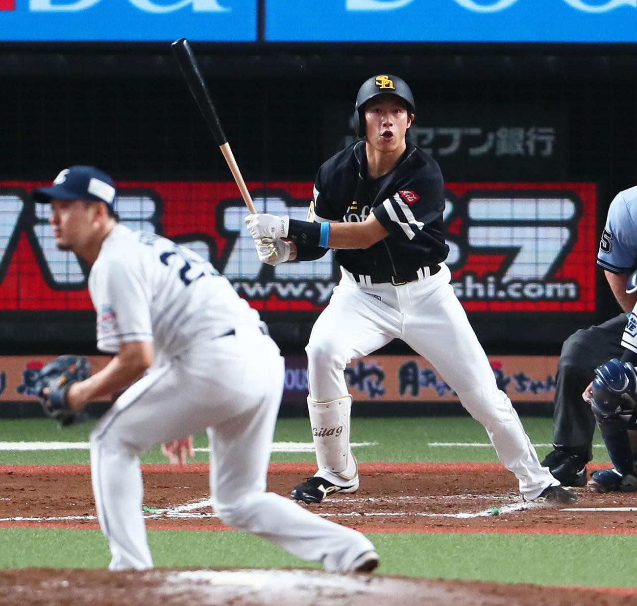 西武対ソフトバンク　7回表ソフトバンク2死一、二塁、柳田は勝ち越しの中前適時打を放つ。投手平井（撮影・足立雅史）