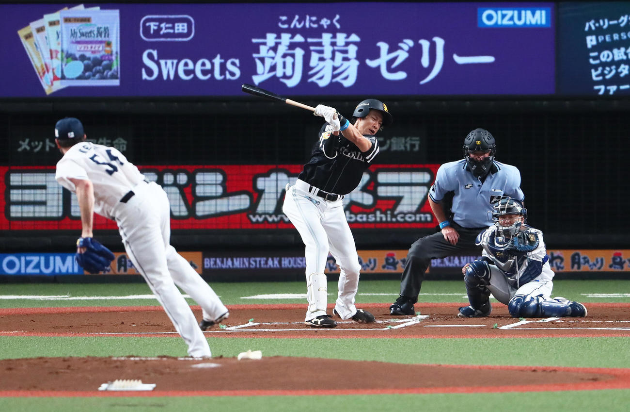西武対ソフトバンク　1回表ソフトバンク無死一、二塁、空振り三振に倒れる柳田。投手ニール＝2020年6月26日