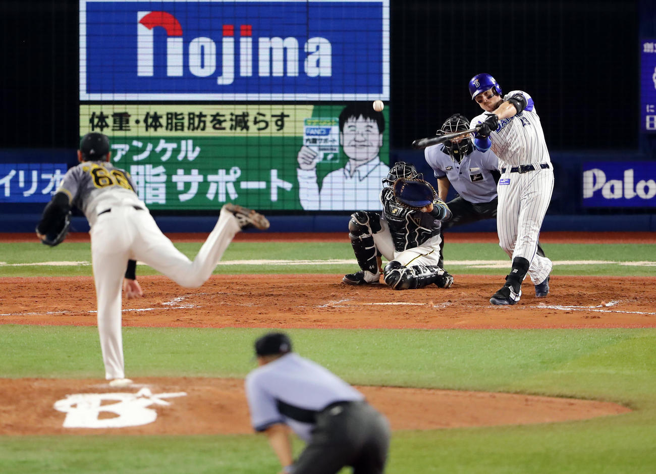 DeNA対阪神　8回裏DeNA無死一塁、オースティンは中越え2点本塁打を放つ。投手小川（撮影・浅見桂子）
