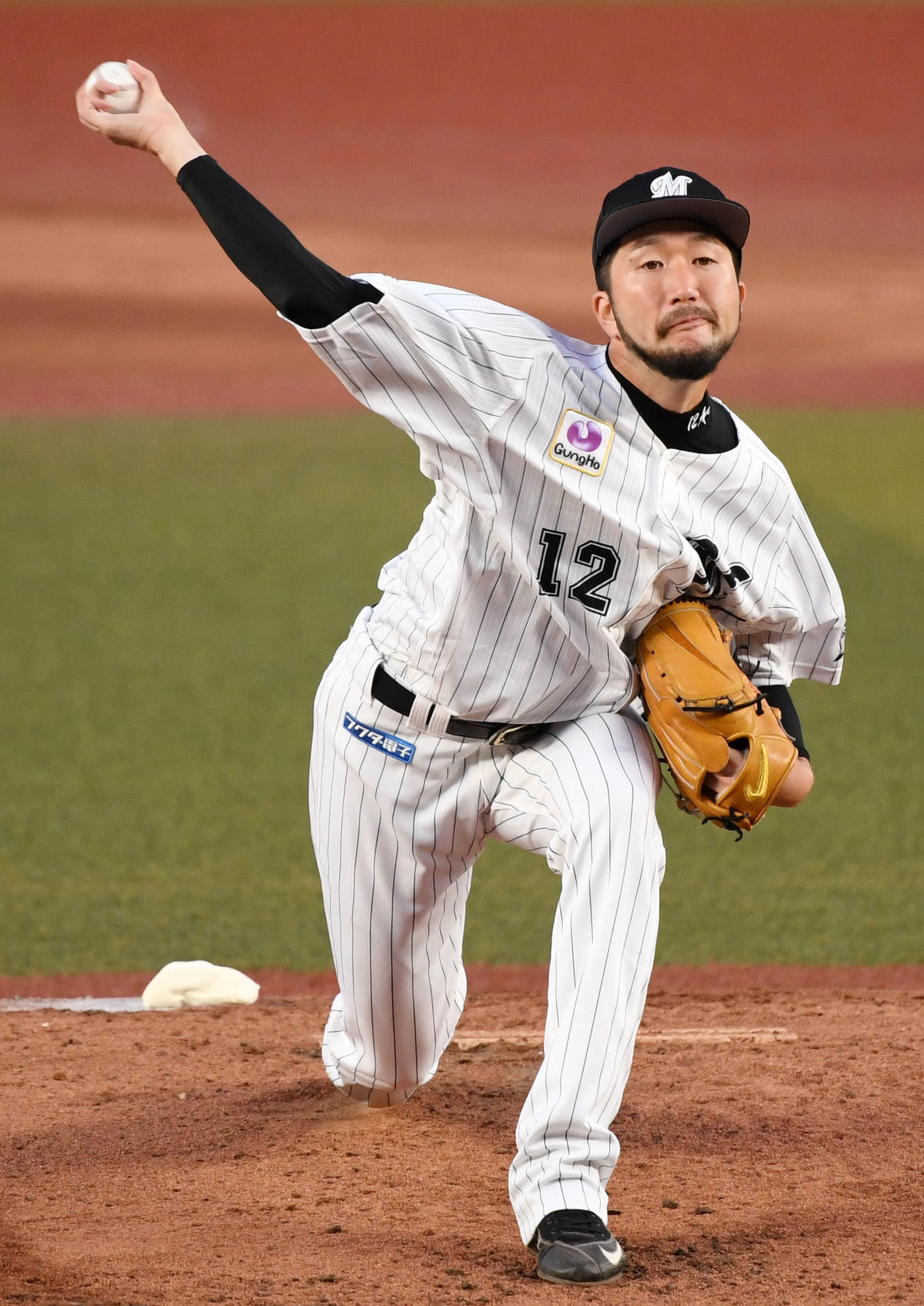 ロッテ対オリックス　力投するロッテ先発の石川（撮影・横山健太）