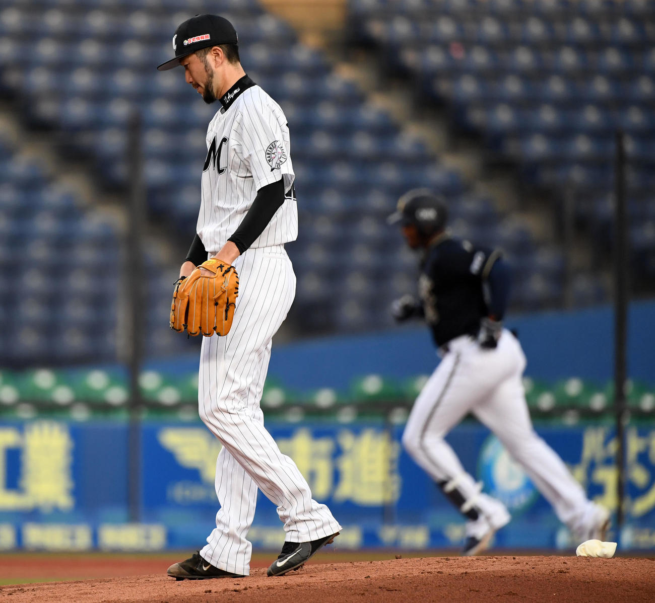 ロッテ対オリックス　1回表オリックス2死二塁、ジョーンズ（右）に左越え2点本塁打を浴びる石川（撮影・横山健太）