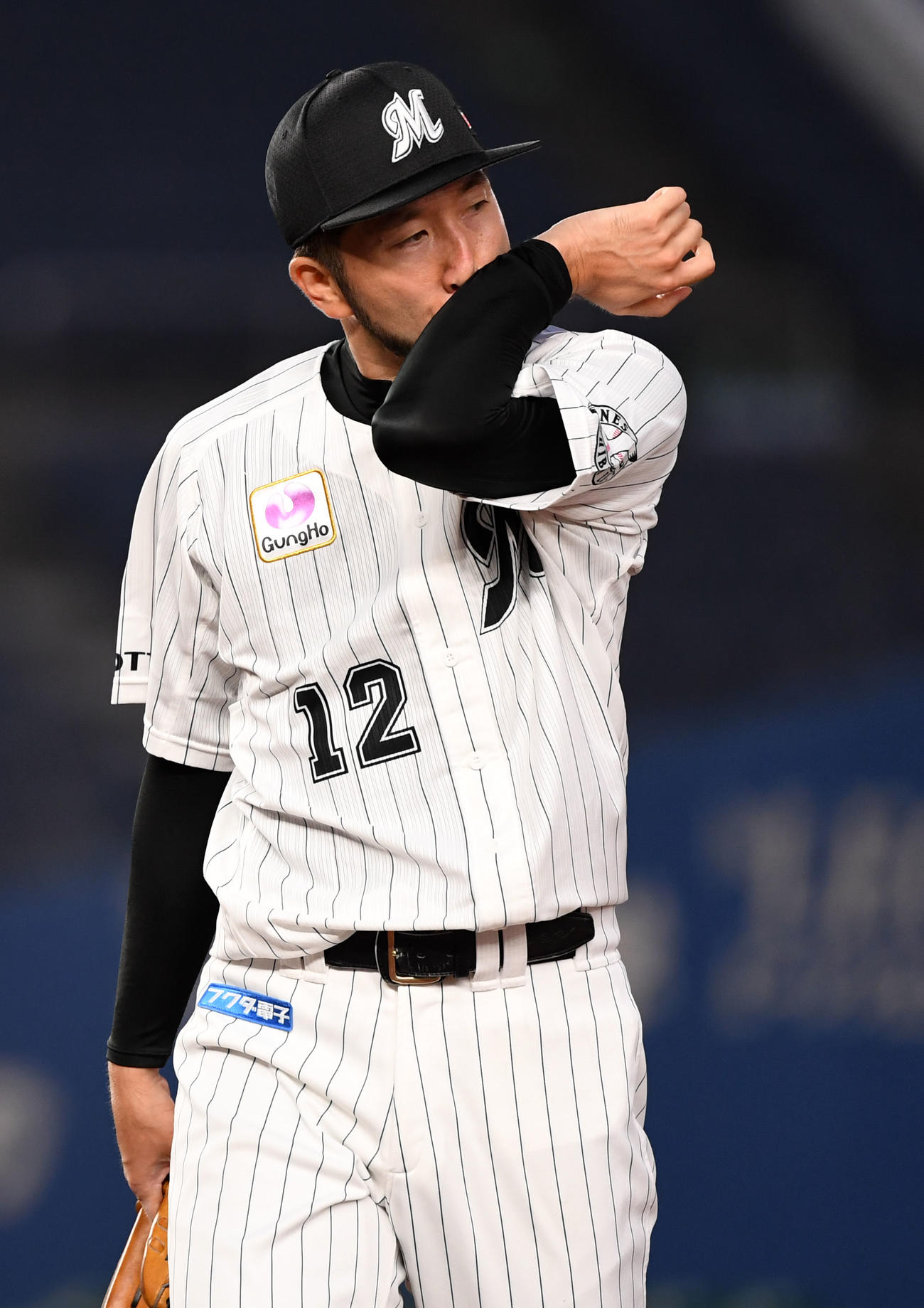 ロッテ対オリックス　3回表を終え汗を拭いながらベンチへ引きあげるロッテ石川（撮影・横山健太）