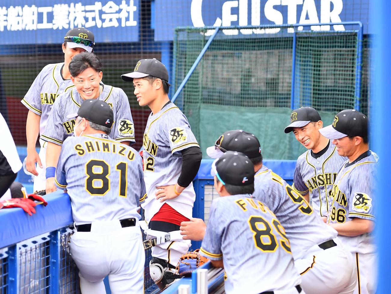 DeNA対阪神　坂本（中央）は試合前の円陣で勝負の赤パンを披露しナインを鼓舞する（撮影・上田博志）