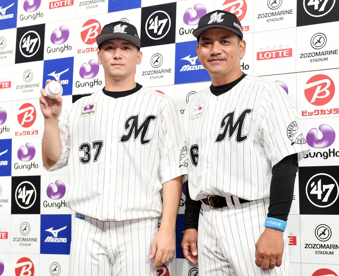 ロッテ対オリックス　プロ初勝利を挙げウイニングボールを手にするロッテ小野（左）。右は井口監督（撮影・横山健太）