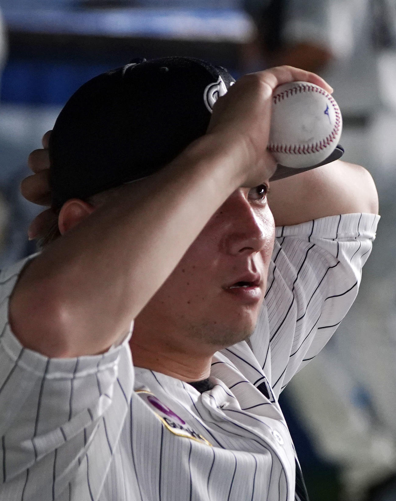 ロッテ対オリックス　プロ初勝利を挙げウイニングボールを手にするロッテ小野（撮影・横山健太）