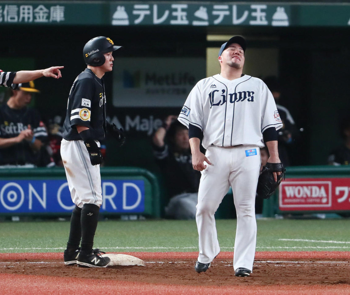 西武対ソフトバンク　7回表ソフトバンク1死一塁、牧原（中央）の打球を後逸し渋い表情を見せる西武一塁手山川（右）（撮影・足立雅史）