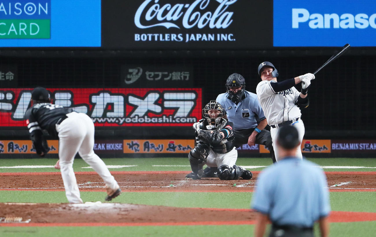 西武対ソフトバンク　3回裏西武2死、山川は中越えに2打席連続の本塁打を放つ。投手東浜（撮影・足立雅史）