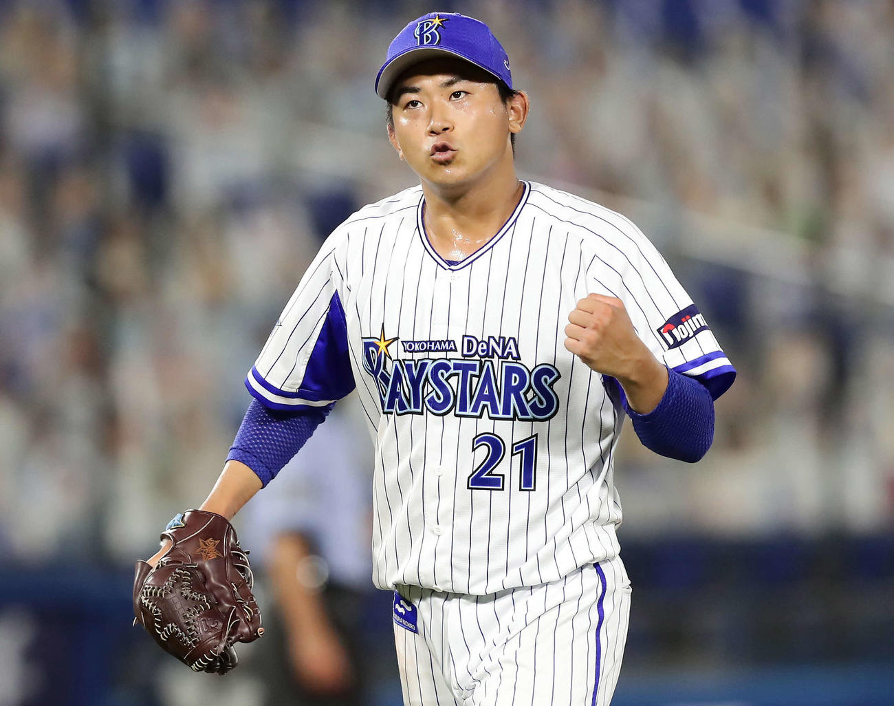 DeNA対阪神　8回表阪神2死一、二塁、代打糸原を二ゴロに仕留めてガッツポーズを決めるDeNA今永（撮影・丹羽敏通）