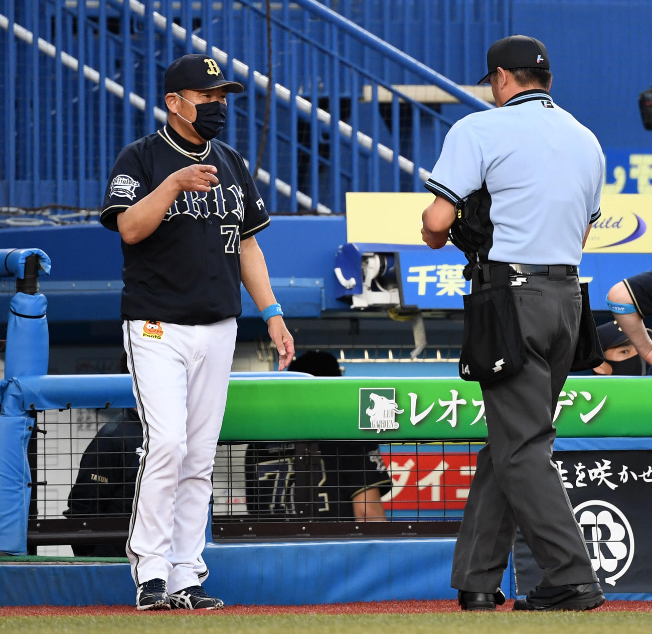 ロッテ対オリックス　1回裏途中、投手交代を告げるオリックス西村監督（左）（撮影・横山健太）
