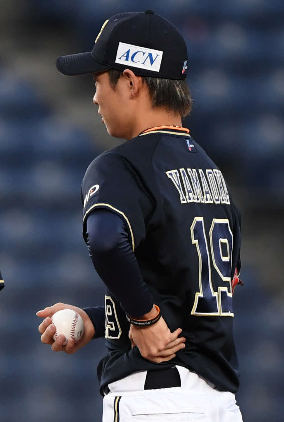 ロッテ対オリックス　1回裏途中、左脇腹を押さえ、降板するオリックス山岡（撮影・横山健太）
