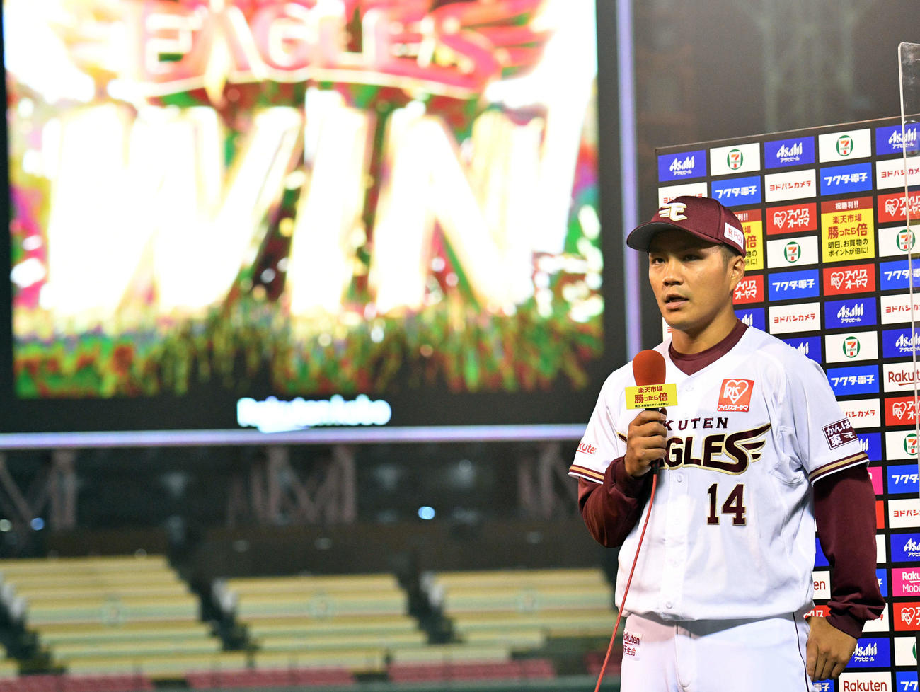 楽天対日本ハム　試合後、ヒーローインタビューに応じる楽天則本昂（撮影・滝沢徹郎）