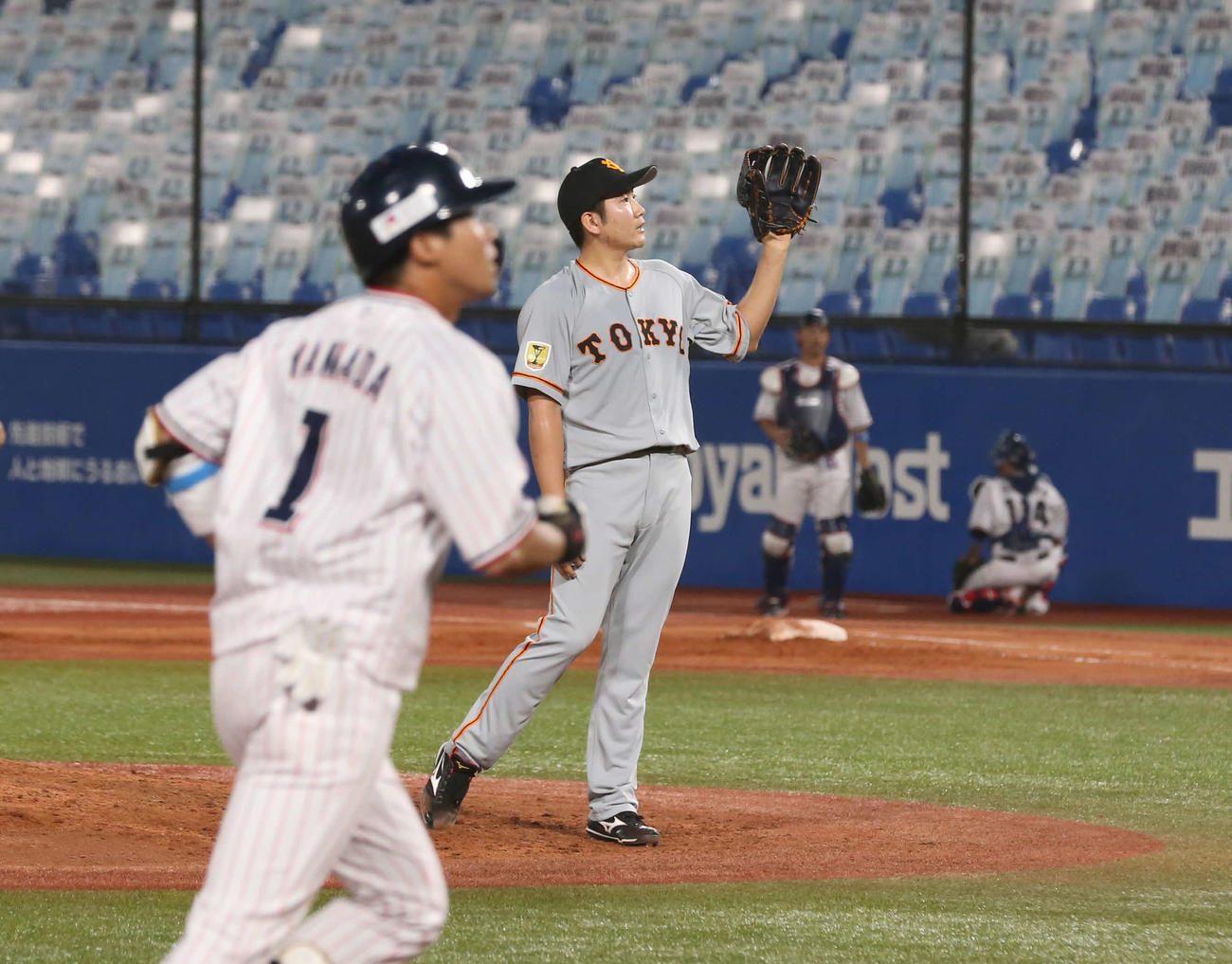 ヤクルト対巨人　6回裏ヤクルト無死一塁、山田哲（手前）に中越え2点本塁打を浴びる菅野（撮影・河野匠）