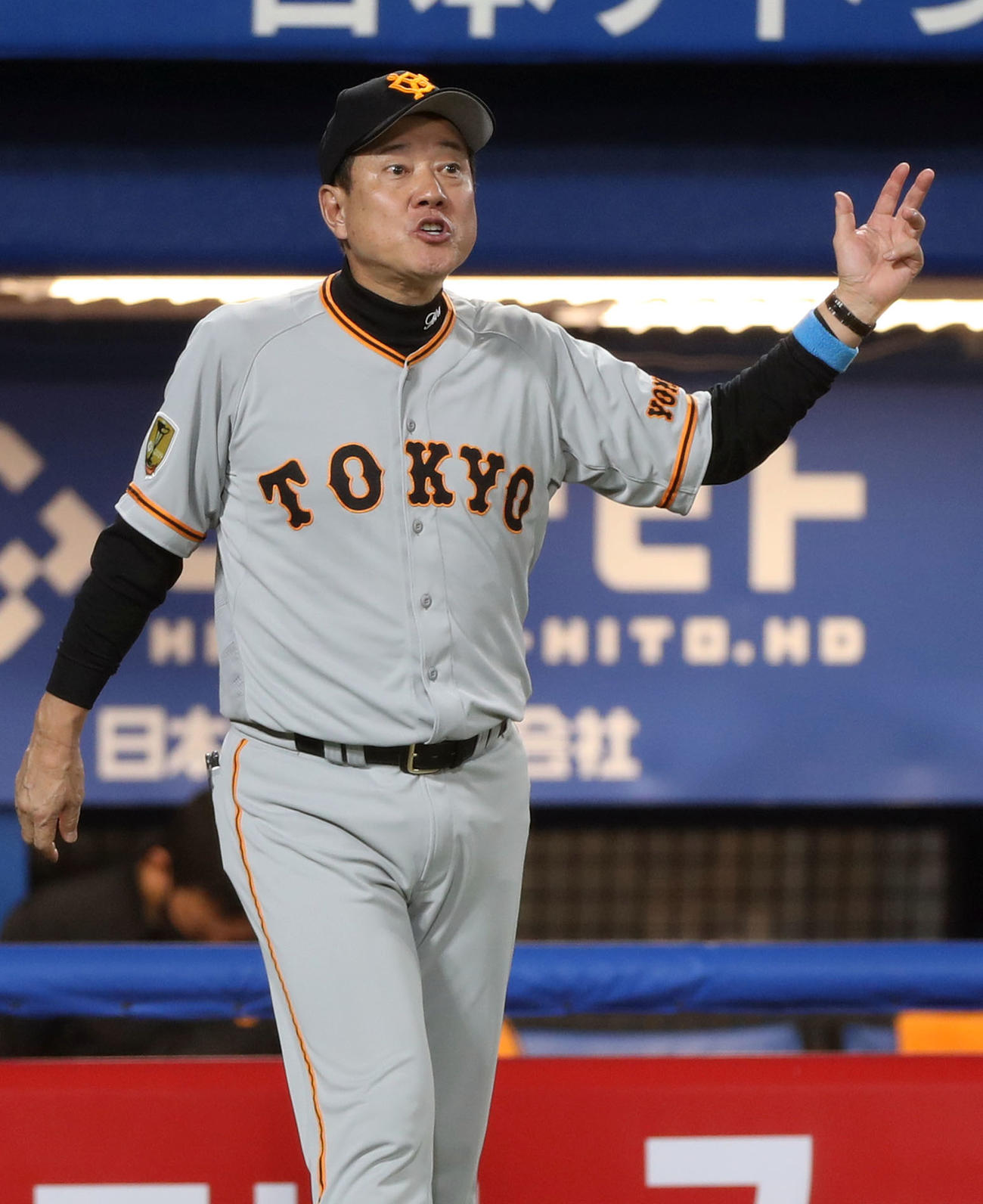 ヤクルト対巨人　6回裏途中、菅野の降板を告げる原監督（撮影・狩俣裕三）