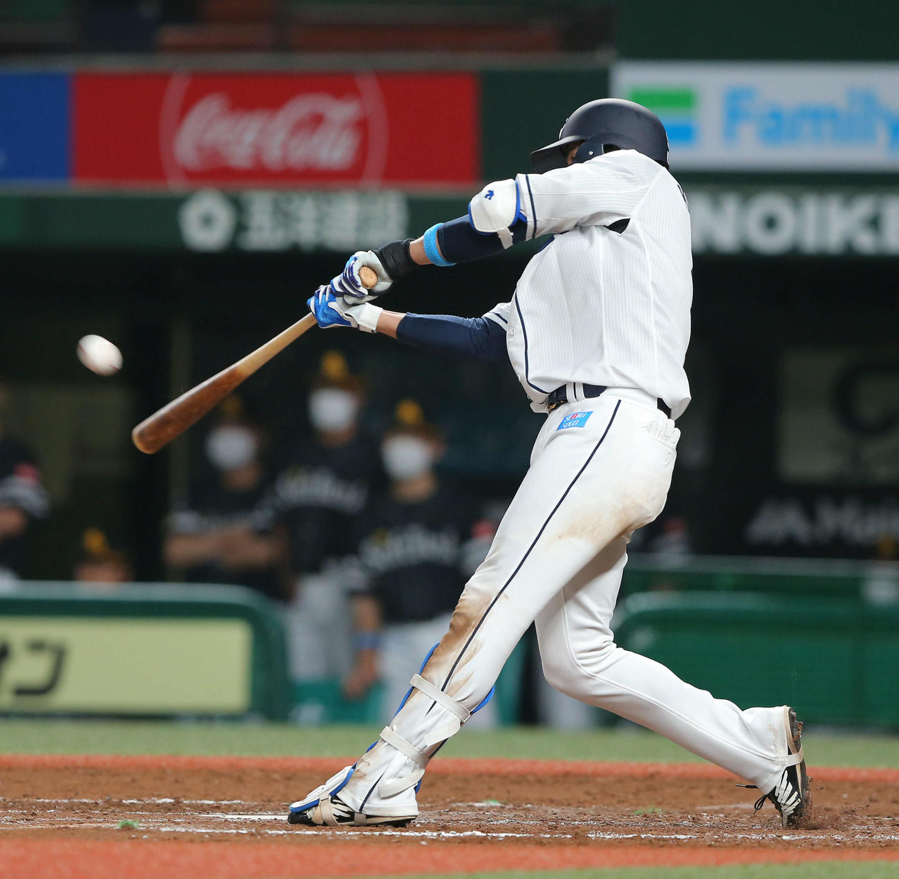 西武対ソフトバンク　8回裏西武2死満塁、中越え満塁逆転打を放つ木村（撮影・河田真司）