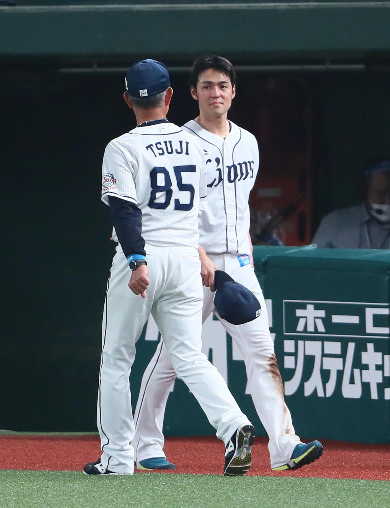 西武対ソフトバンク　ヒーローインタビューへと向かう木村（右）は辻監督の言葉に笑顔を見せる（撮影・足立雅史）
