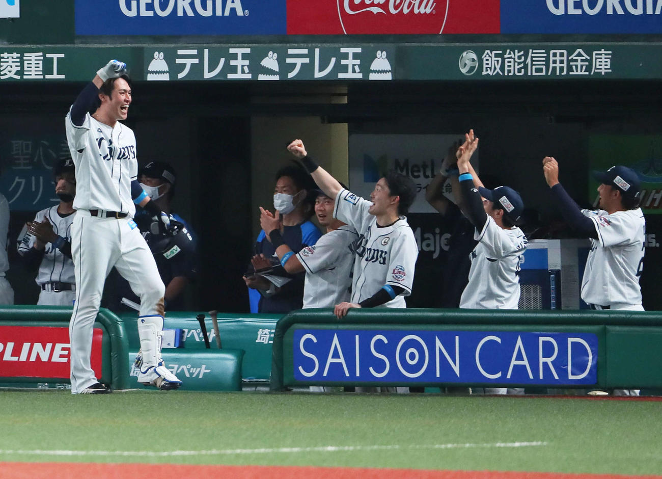 西武対ソフトバンク　8回裏西武2死満塁、木村（左）は中越え満塁本塁打を放ちベンチ前でガッツポーズ（撮影・足立雅史）