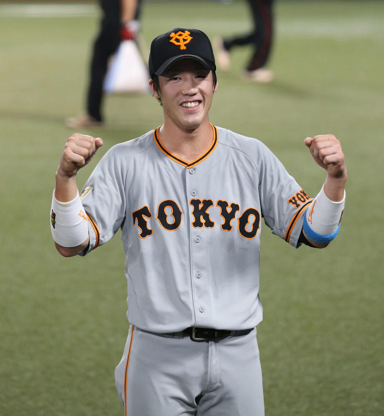 ヤクルト対巨人　ヤクルトを下し、勝ち越し本塁打を放った重信は試合後、記念撮影に納まる（撮影・河野匠）