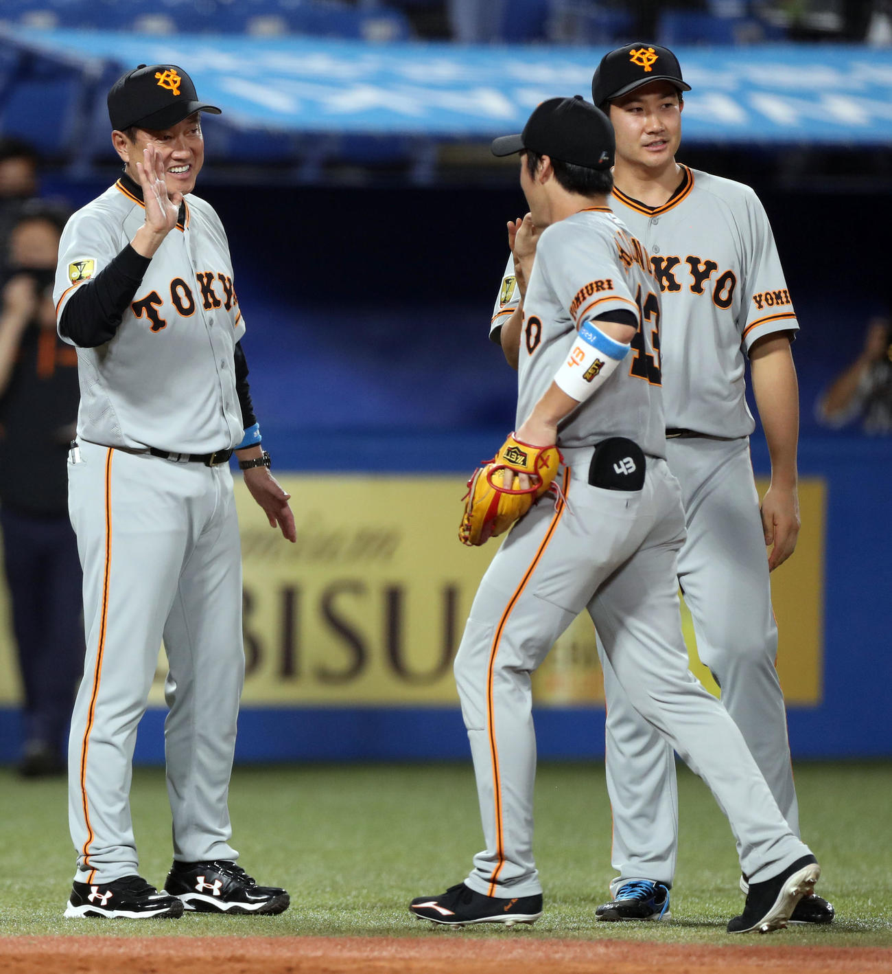 ヤクルト対巨人　試合後、重信（手前）を迎える原監督（左）と菅野（撮影・狩俣裕三）
