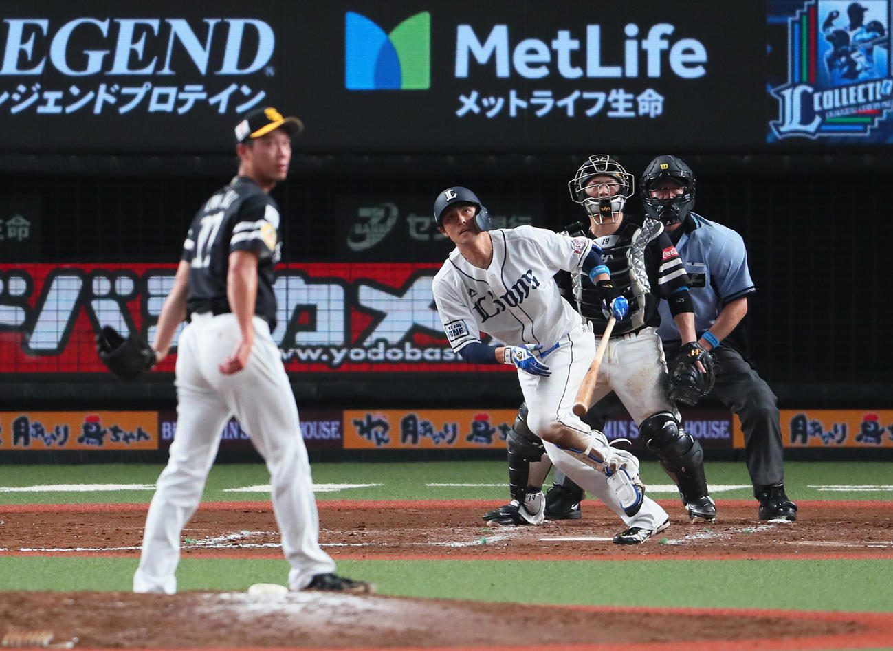 西武対ソフトバンク　8回裏西武2死満塁、木村は中越え満塁本塁打を放つ。投手岩崎（撮影・足立雅史）