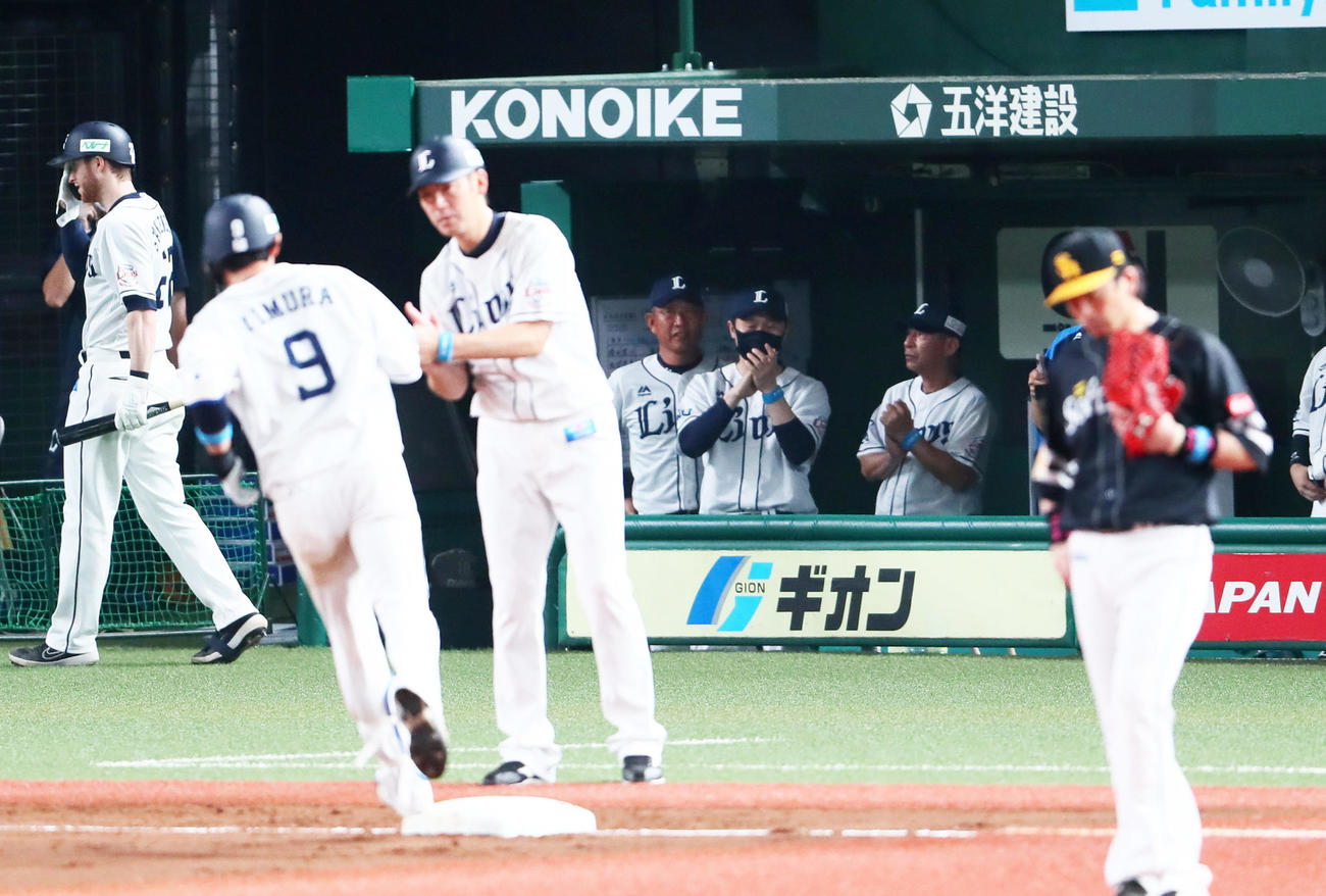 西武対ソフトバンク　8回裏西武2死満塁、中越え満塁本塁打を放った木村（手前左）を笑顔で見つめる辻監督（中央）（撮影・足立雅史）
