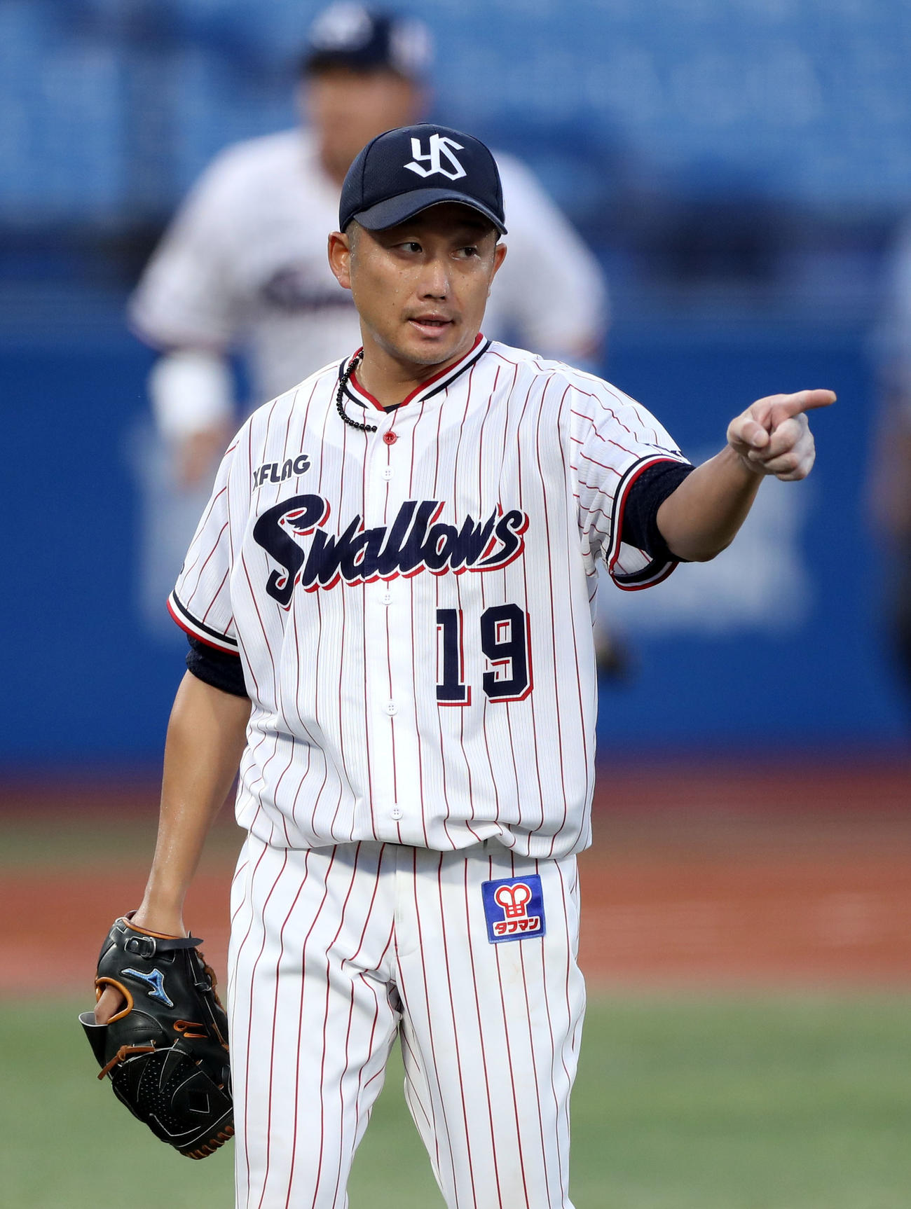 ヤクルト対巨人　2回表を終え、山田哲の好守をたたえる石川（撮影・狩俣裕三）