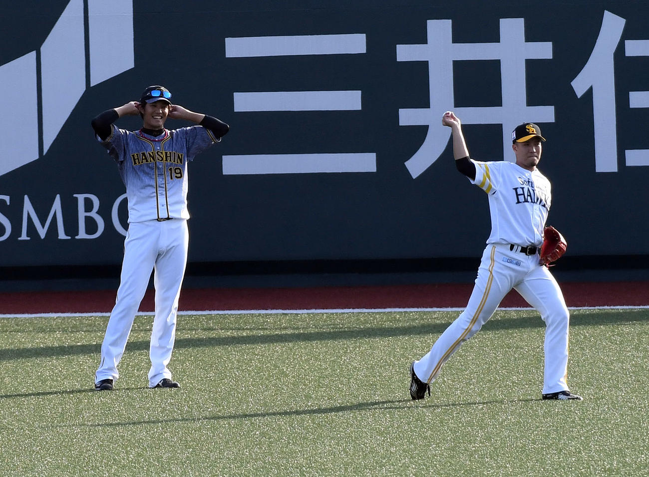 ウエスタン・リーグ　ソフトバンク対阪神　試合前、先発の藤浪晋太郎は千賀滉大（右）と話をする（撮影・今浪浩三）