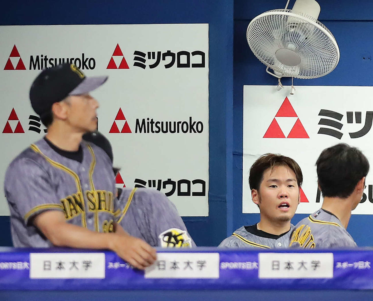 DeNA対阪神　7回を投げ終えて扇風機の風にあたる阪神西勇。手前は矢野監督（撮影・丹羽敏通）