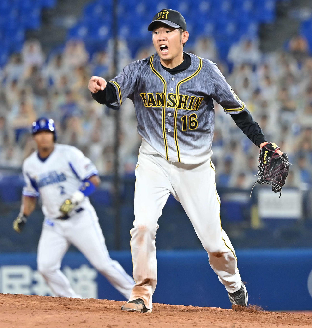 2020年6月26日　DeNA対阪神　6回裏DeNA2死一塁、伊藤光を三ゴロに打ち取る西勇輝（撮影・上田博志）