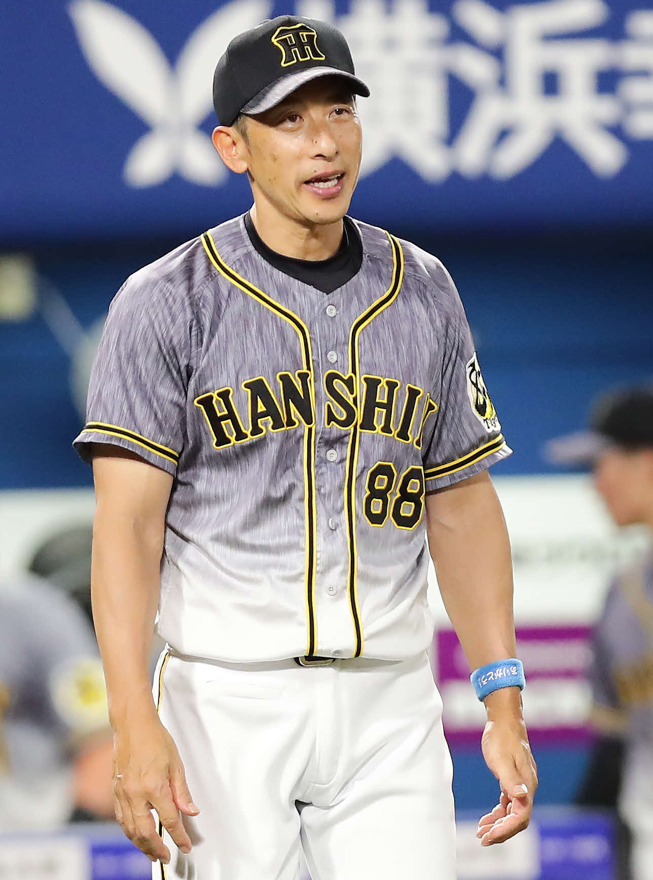 DeNA対阪神　7回、選手の交代を告げる阪神の矢野監督（撮影・丹羽敏通）