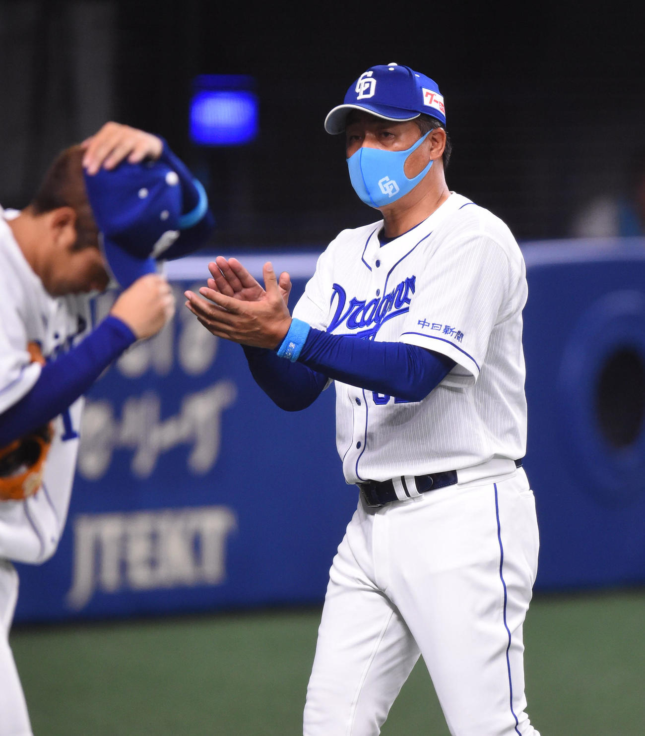 プロ野球中日対広島　8回裏中日攻撃終了、メンバー交代を告げベンチへ戻る与田剛監督（撮影・森本幸一）