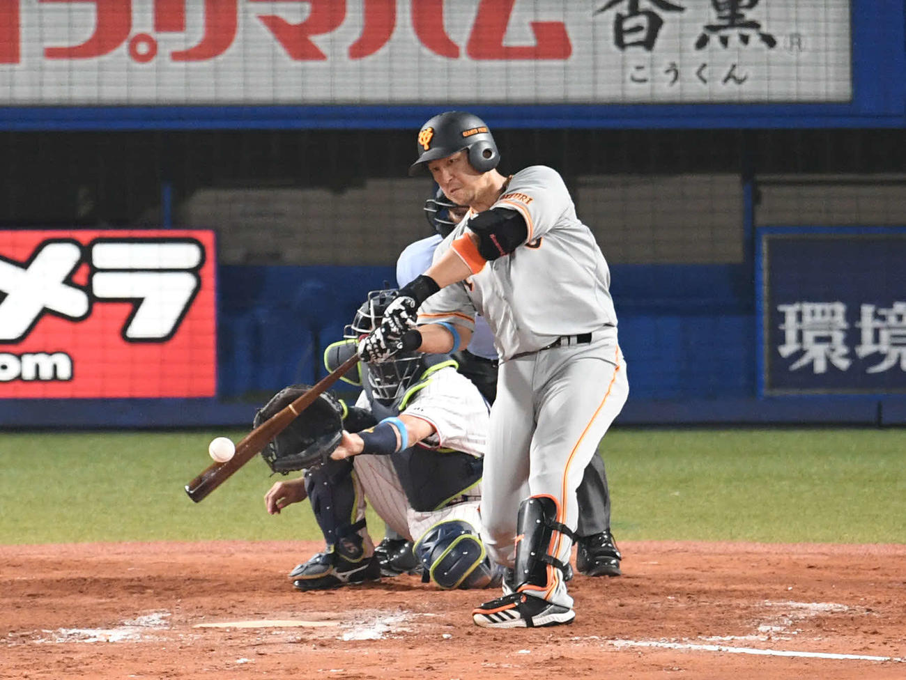 ヤクルト対巨人　8回表巨人2死一、二塁、中島は中堅へ2点適時二塁打を放つ（撮影・山崎安昭）