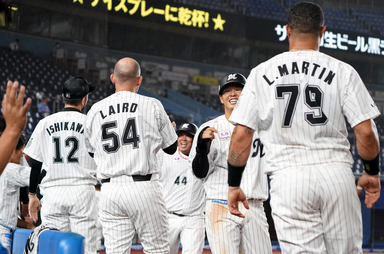 ロッテ対オリックス　8回裏ロッテ2死一、二塁、藤岡の中越え2点適時二塁打で逆転し歓喜するロッテナイン（撮影・横山健太）