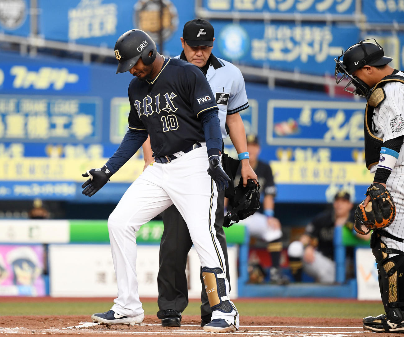 ロッテ対オリックス　1回表オリックス2死二塁、左越え2点本塁打を放ち本塁を踏むジョーンズ（撮影・横山健太）