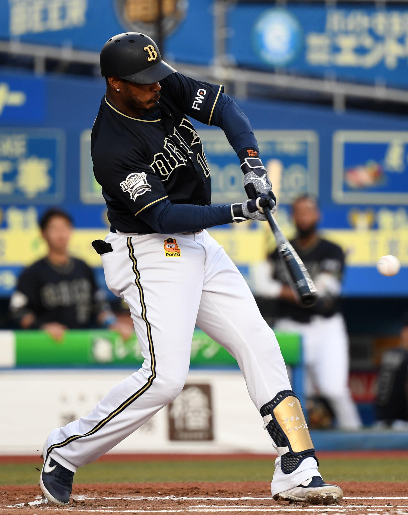 ロッテ対オリックス　1回表オリックス2死二塁、左越え2点本塁打を放つジョーンズ（撮影・横山健太）