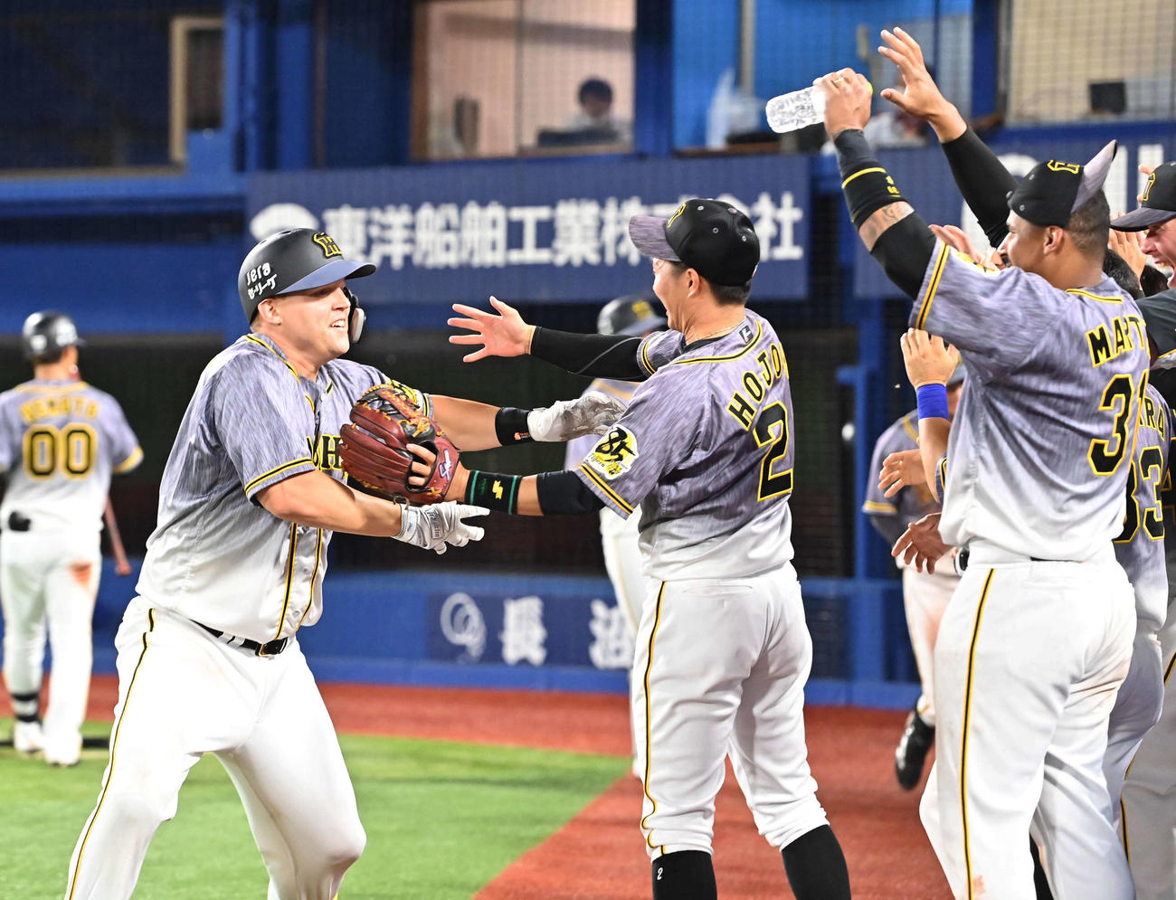 9回表阪神2死一、二塁、左越えに逆転3点本塁打を放ちナインと喜び合うジェリー・サンズ（左）（撮影・上田博志）