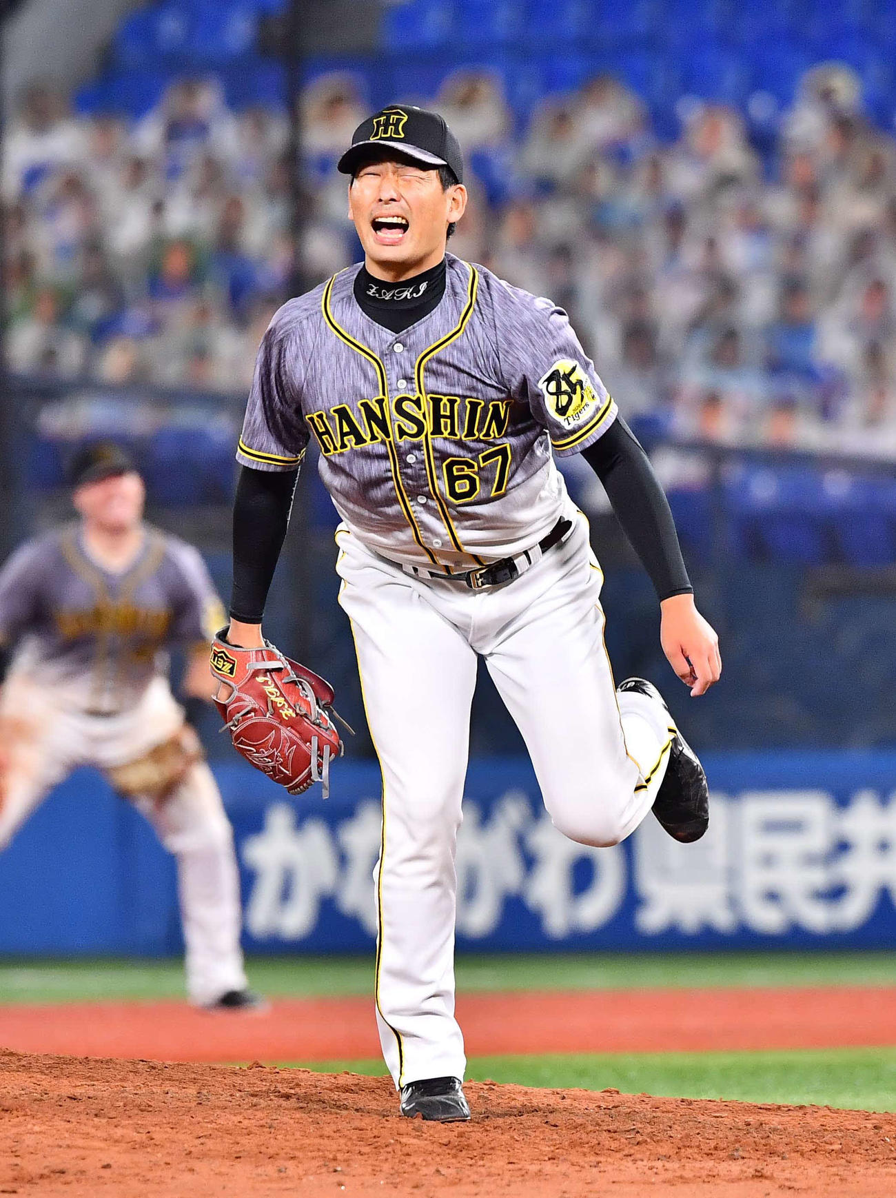 DeNA対阪神　6回裏DeNA2死二塁、岩崎は梶谷に死球を与え痛恨の表情を浮かべる（撮影・上田博志）