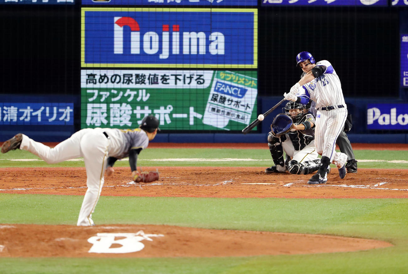 DeNA対阪神　6回裏DeNA2死満塁、オースティンは逆転2点適時打を放つ。投手岩崎（撮影・浅見桂子）