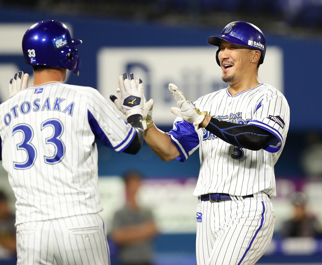 DeNA対阪神　6回裏DeNA2死満塁、オースティンの左前適時打で生還した三塁走者乙坂と二塁走者梶谷（撮影・丹羽敏通）