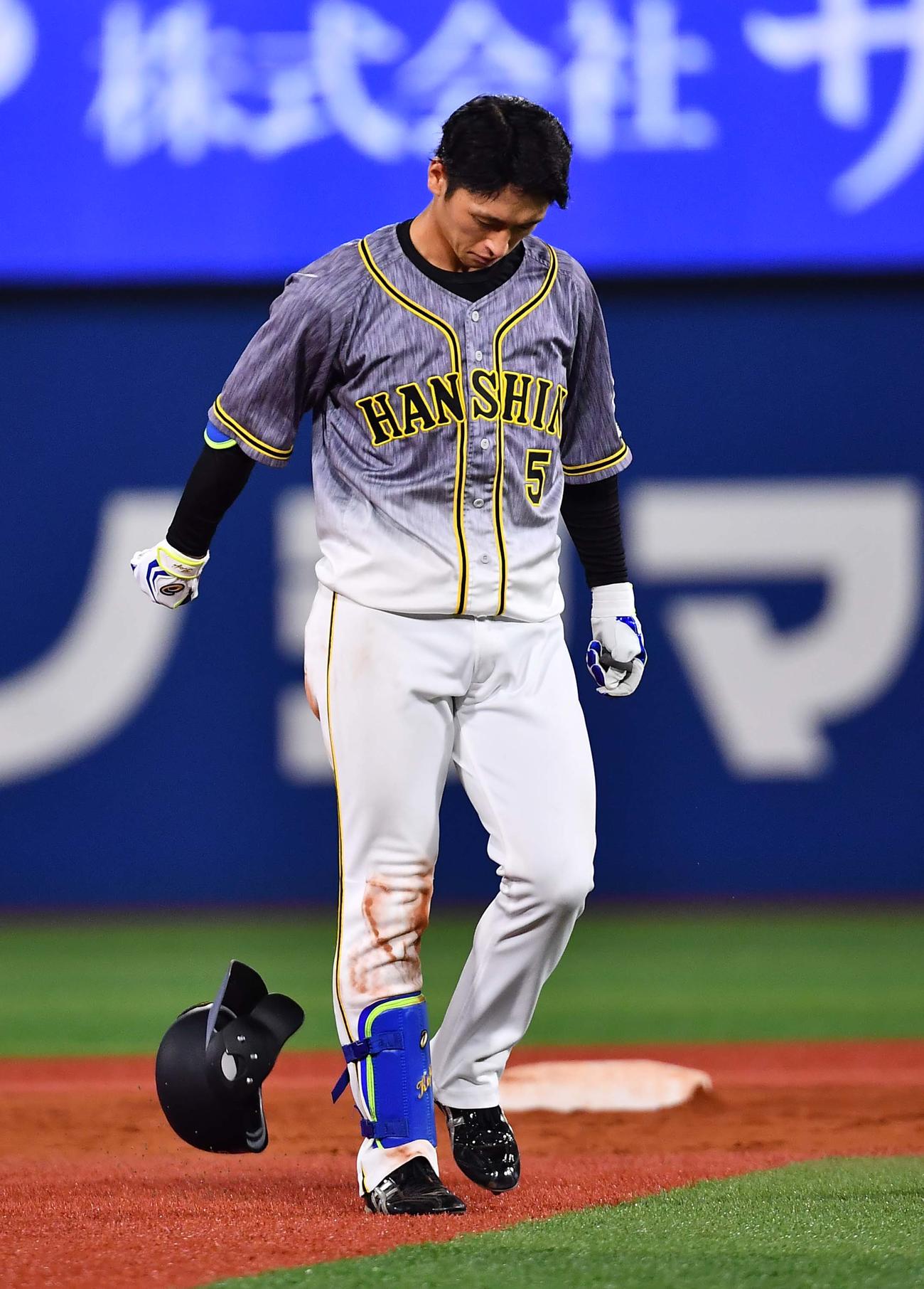 8回表阪神2死満塁、右飛に倒れヘルメットを投げて悔しがる近本光司（撮影・上田博志）