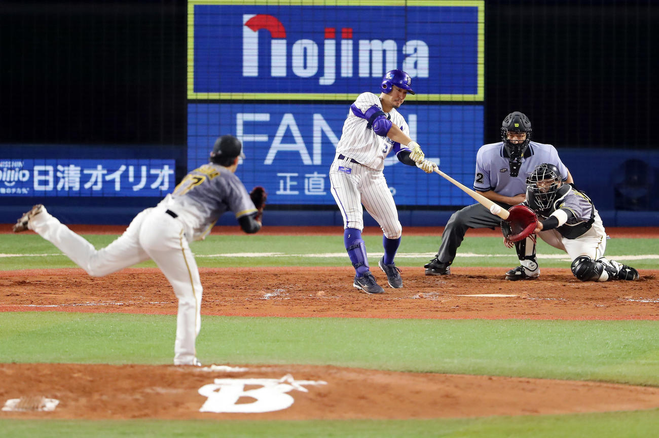 DeNA対阪神　4回裏DeNA2死一、二塁、梶谷は勝ち越しの中前適時打を放つ。投手岩貞（撮影・浅見桂子）