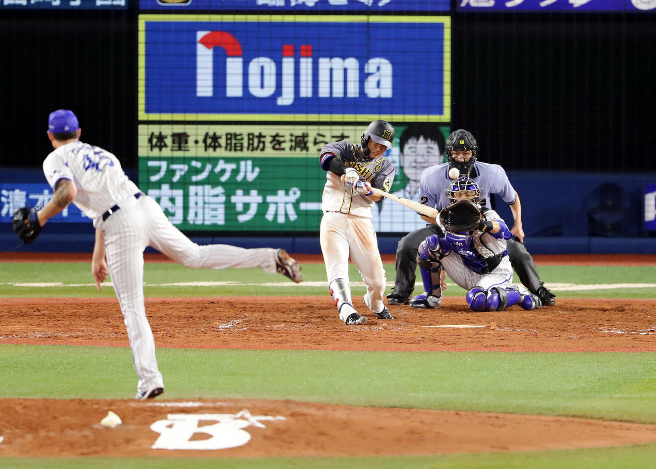 DeNA対阪神　5回表阪神1死二塁、糸原は同点左適時打を放つ。投手ピープルズ（撮影・浅見桂子）