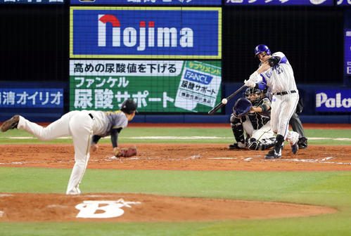 DeNA対阪神　6回裏DeNA2死満塁、オースティンは逆転2点適時打を放つ。投手岩崎（撮影・浅見桂子）