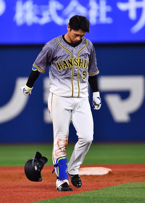 8回表阪神2死満塁、右飛に倒れヘルメットを投げて悔しがる近本光司（撮影・上田博志）