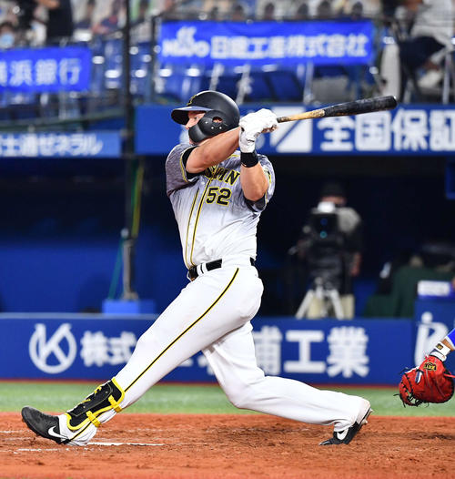 DeNA対阪神　9回表阪神2死一、二塁、サンズは左越え逆転3点本塁打を放つ（撮影・上田博志）