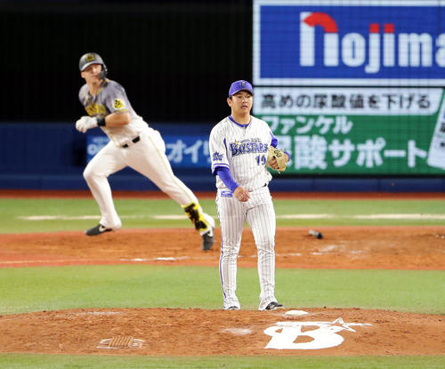 DeNA対阪神　9回表阪神2死一、二塁、サンズに逆転3点本塁打を許し、打球を見つめる山崎（撮影・浅見桂子）