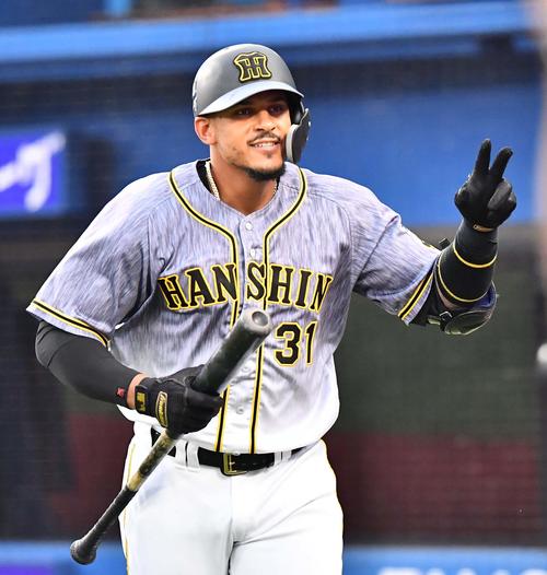 1回表阪神1死二、三塁、先制の右犠飛を放ちピースサインを出すマルテ（撮影・上田博志）